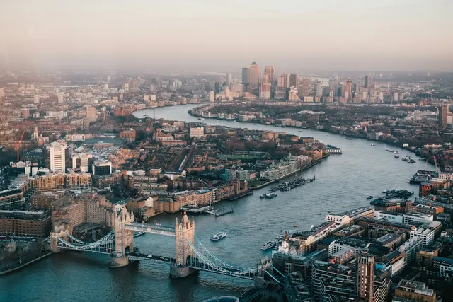 Tower Bridge ve Londra silüeti