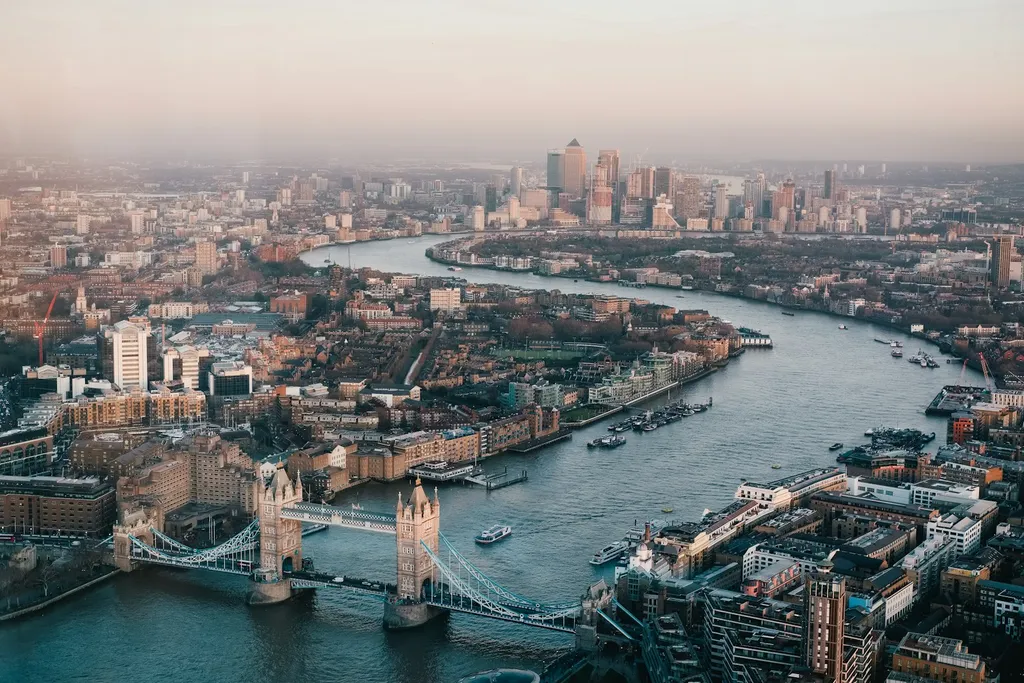 Tower Bridge ve Londra silüeti