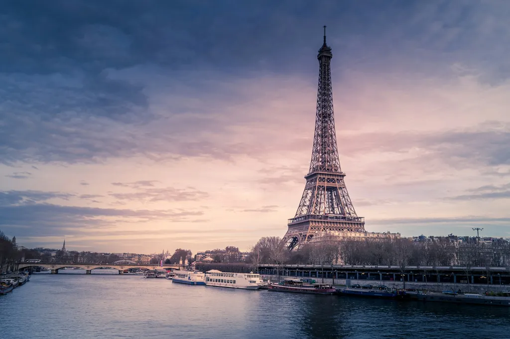 Eyfel Kulesi ve Seine Nehri, Paris