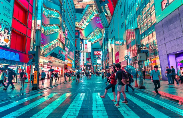 Neon ışıklı Tokyo caddesi